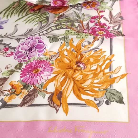 Salvatore Ferragamo Ceramica Print Silk Square Scarf Avorio Rose - Picture 7 of 10